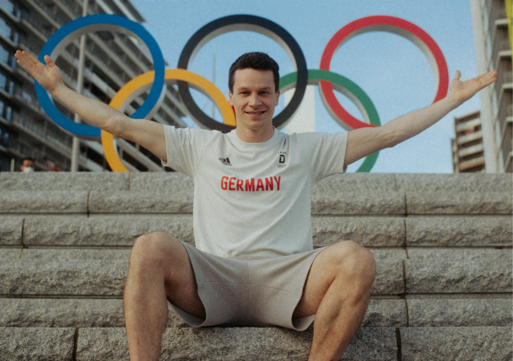 Wasserspringer Patrick Hausding trägt die deutsche Fahne bei Olympia